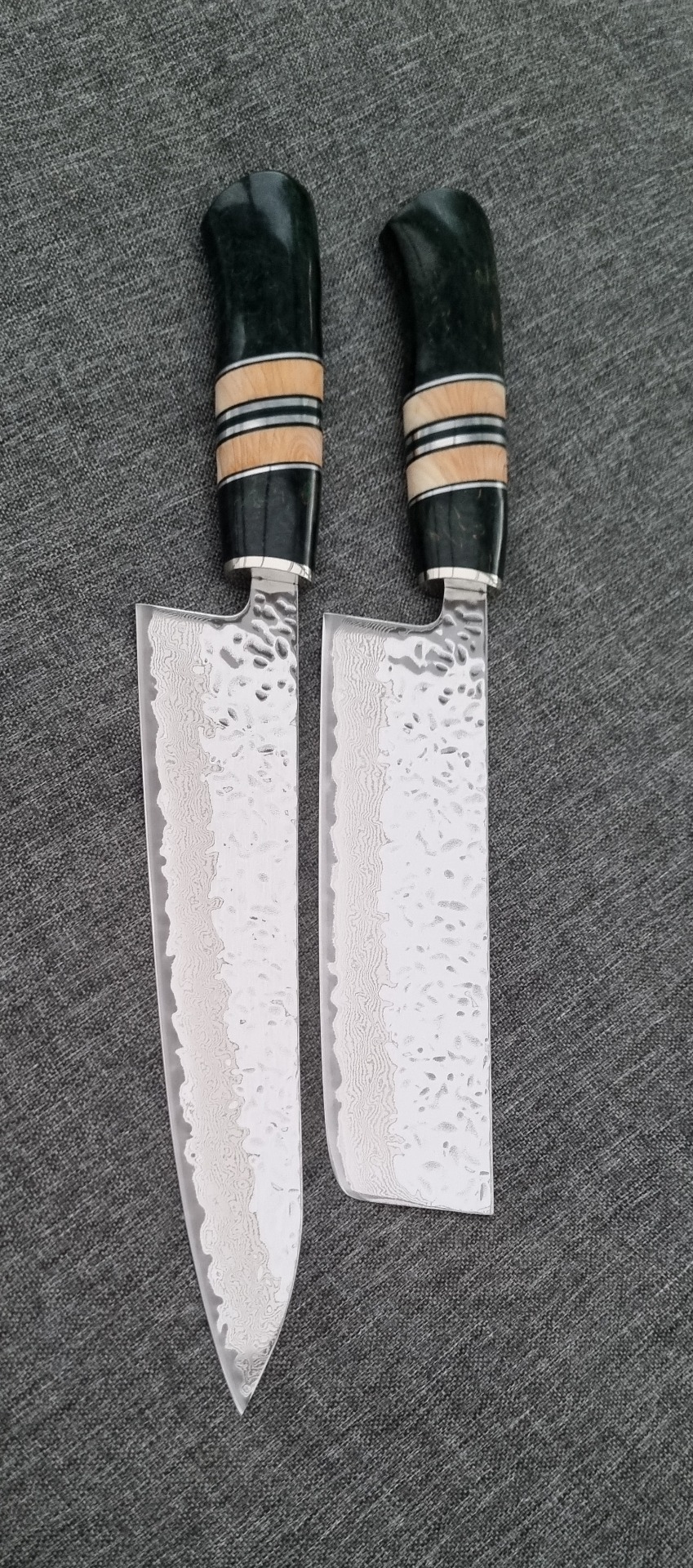 "Lotta" handsmidda japanska blad med skaft av stabiliserad masurbjörk, en, tenn och aluminium. Front av silver..