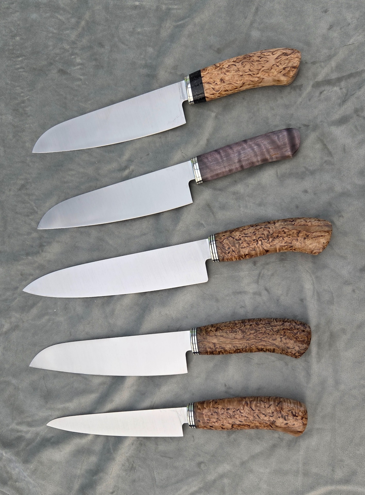 Rostfria blad med skaft av stabiliserad masurbjörk/björk.