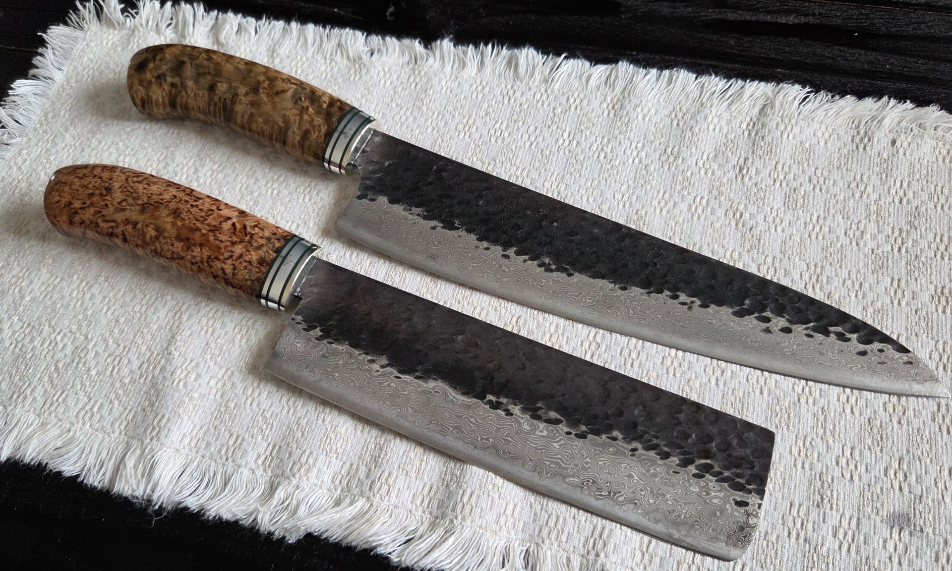 Dan Woo blad. Skaft av stabiliserad masurbjörk.