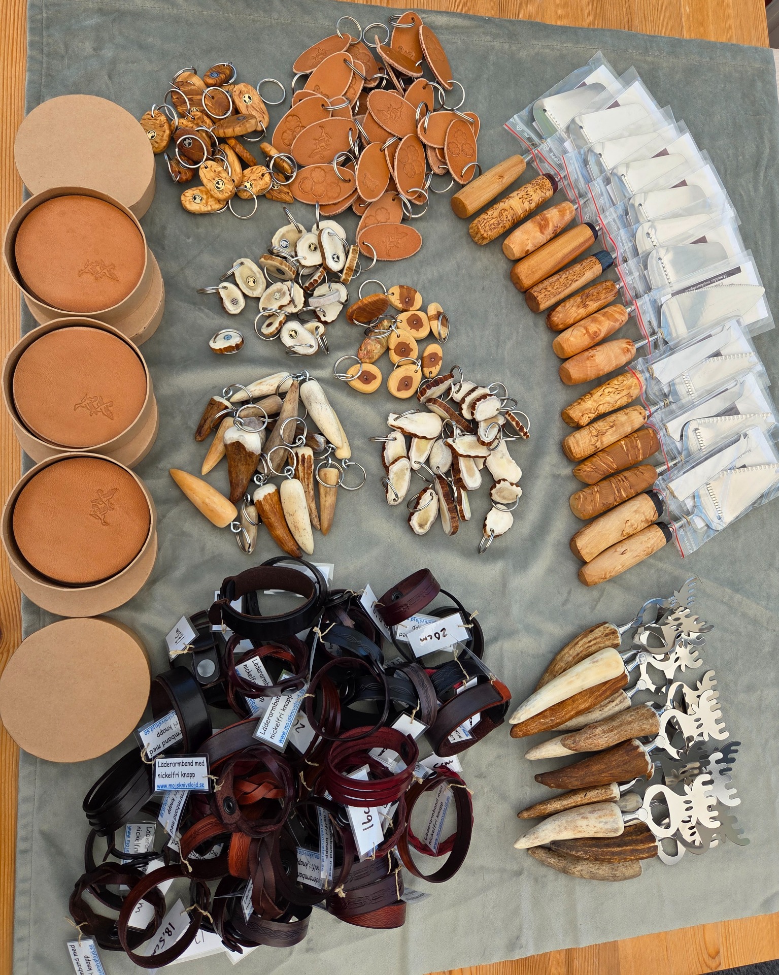 Blandat: Armband i läder, nyckelringar i läder, trä och horn, med eller utan mosaikpins. Kapsylöppnare med skaft av älghornsspets. Blandade bestick samt glasunderlägg i läder.