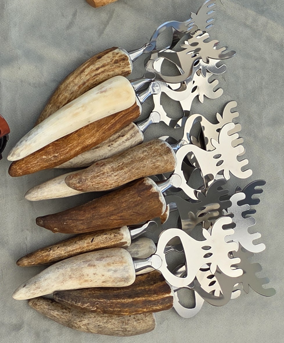 Kapsylöppnare av älghornsspets, både slipade och oslipade skaft.