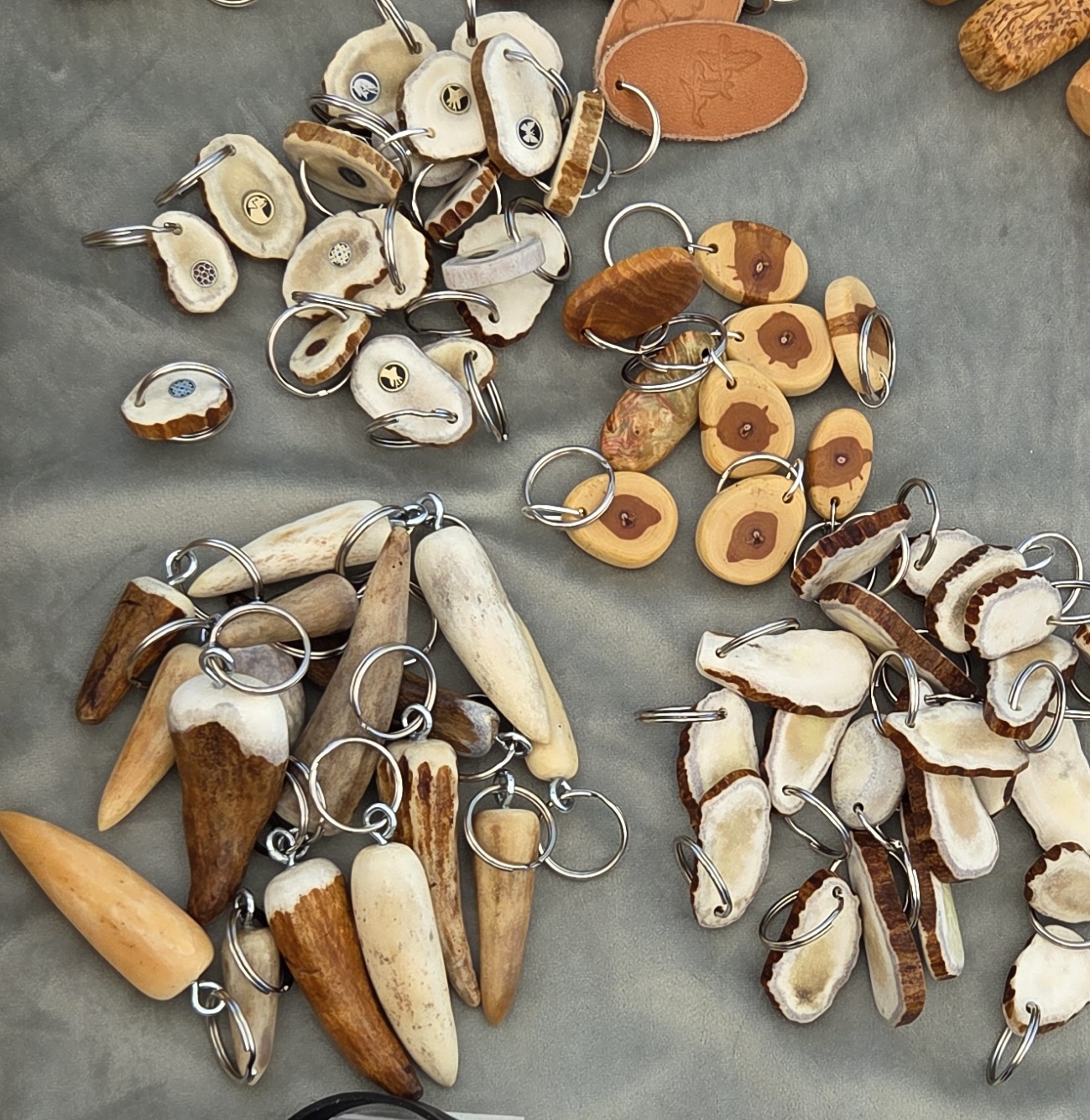Nyckelringar i älghorn, både spetsar och "medaljonger" med eller utan mosaikpins. (Har smugit sig in några av syren och läder också).