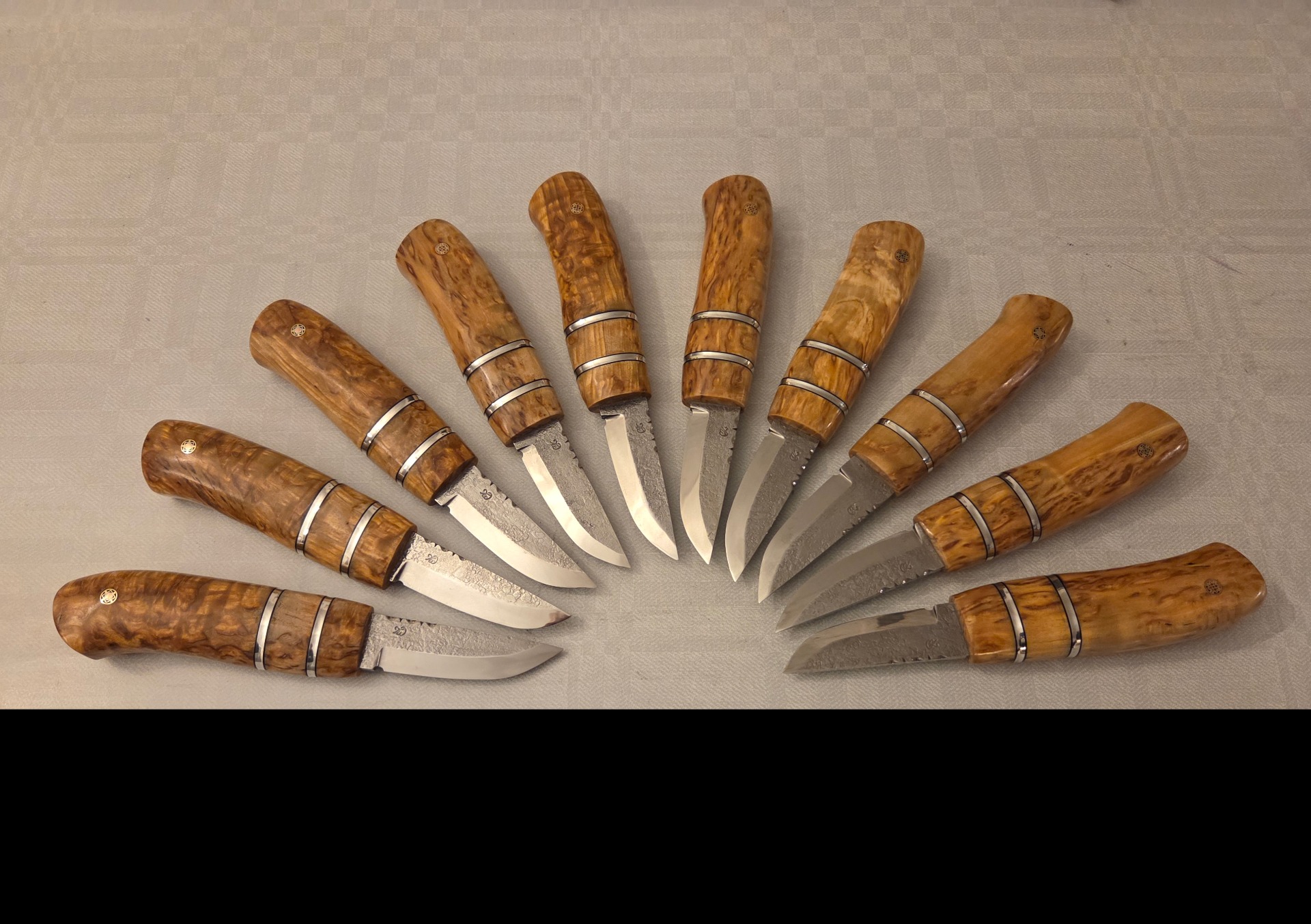 En större beställning, så roligt. Kolstålsblad av Tor Wahlstedt. Skaft av masurbjörk med detaljer av tenn, vulkanfiber och mosaikpins.