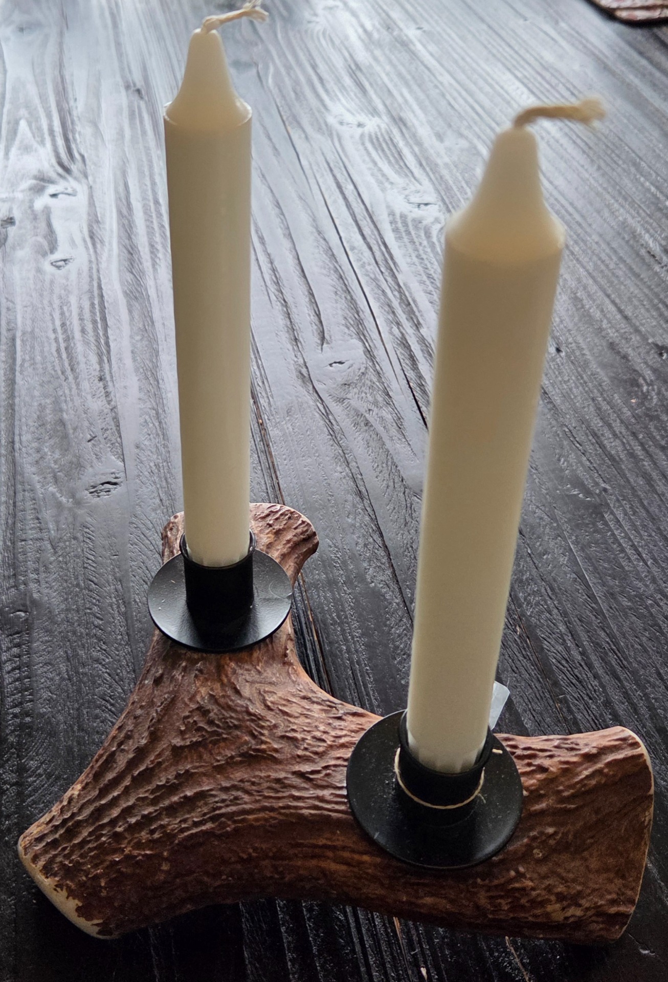 Pris: 410 kr. Ljusstake av älghorn. Fotad från 2 sidor.