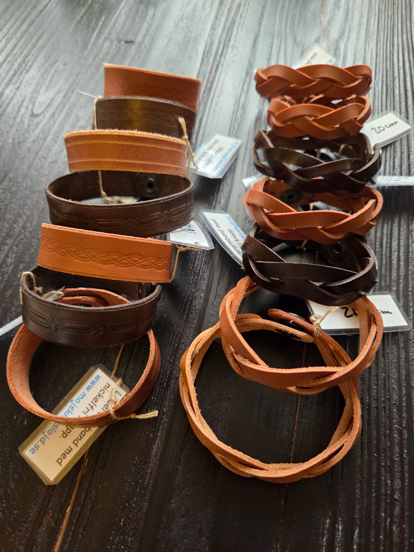 Pris/st: 120kr. Läderarmband med nickelfri tryckknapp. Se bilder nedan på färdiga armband.