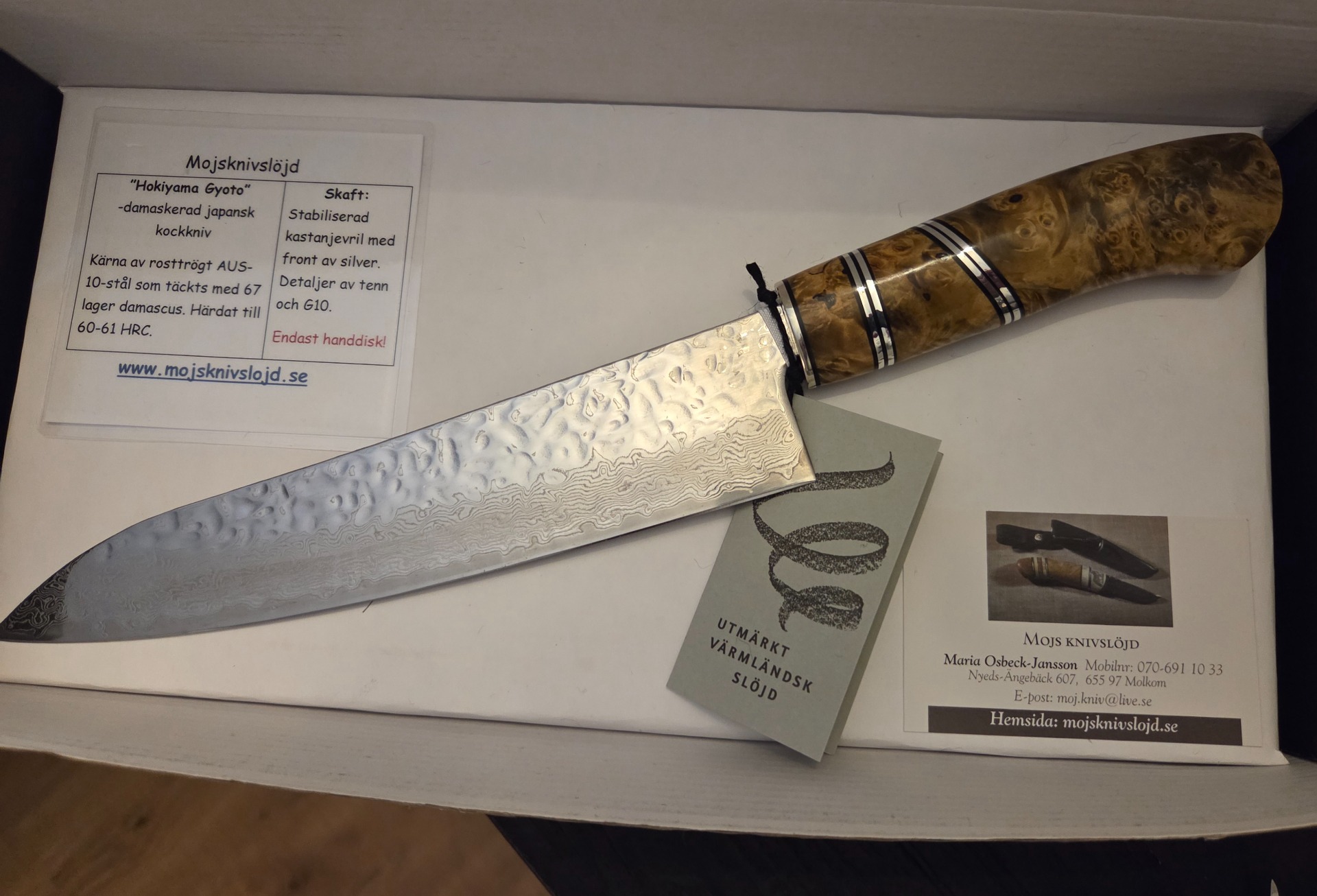 2026 "Rasmus och Georgiana " Handsmitt blad. Hokiyama Gyoto 210, damascus av rosttrögt AUS-10 stål med 67 lager damaskus, härdat till 60-61 HRC. Skaft av stabiliserad kastanjevril med detaljer av tenn och G10. Front av silver.